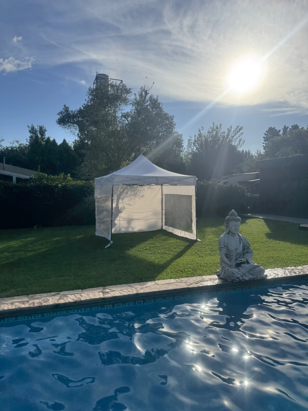 Gazebo 3x3 Empire Outdoor junto a la pileta