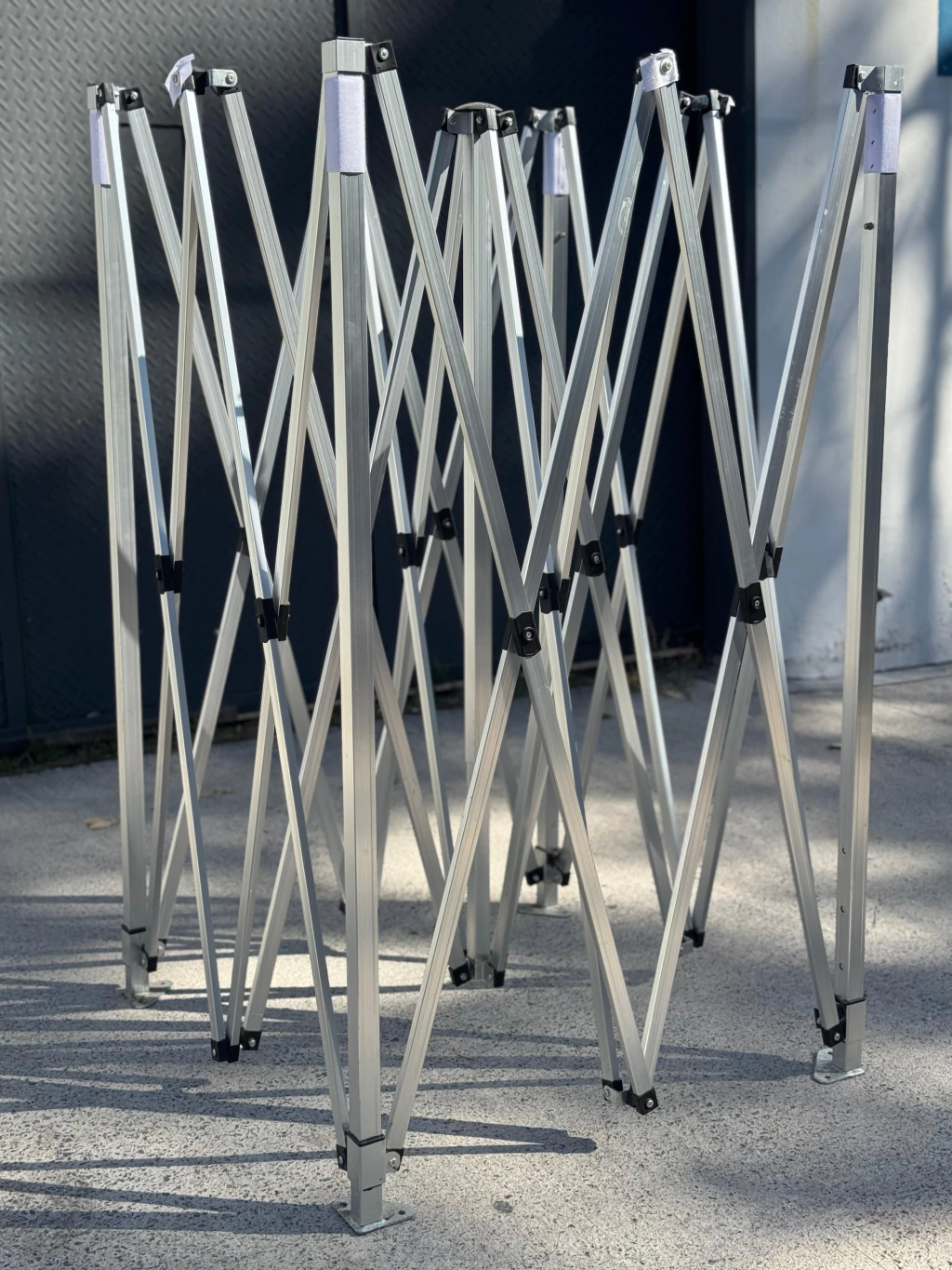 Detalle de la estructura de aluminio reforzado del gazebo, plegada